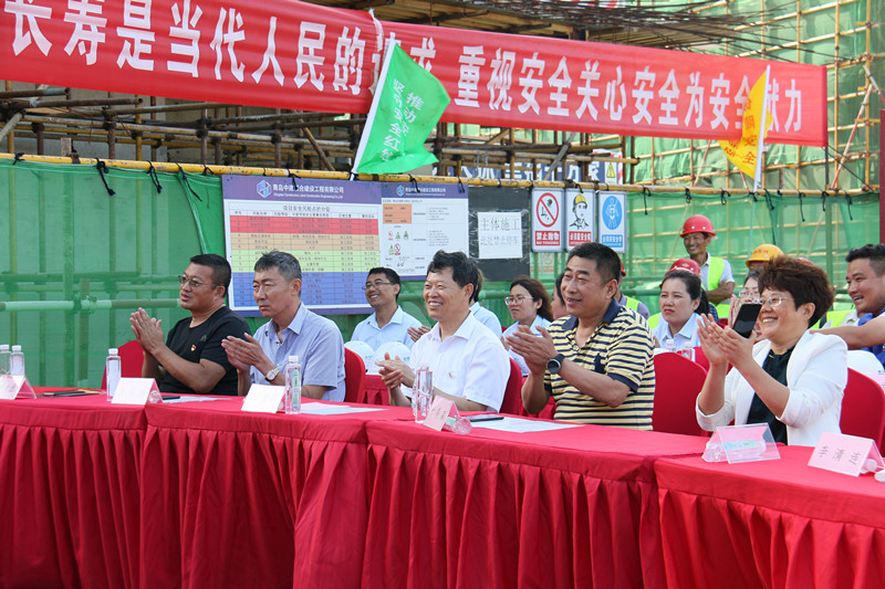 市總工會“勞動者之歌?共同的家園”慰問演出走進(jìn)中建聯(lián)合(圖1)