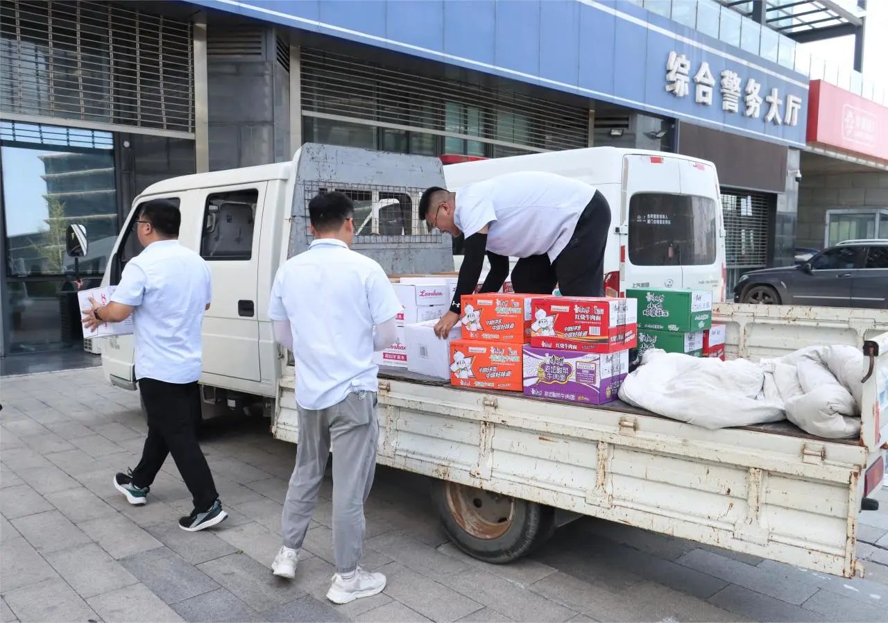 致敬一線 | 青島中建聯(lián)合集團(tuán)有限公司工會(huì)為交警同志“送清涼”(圖2) 致敬一線 | 青島中建聯(lián)合集團(tuán)有限公司工會(huì)為交警同志“送清涼”(圖2)