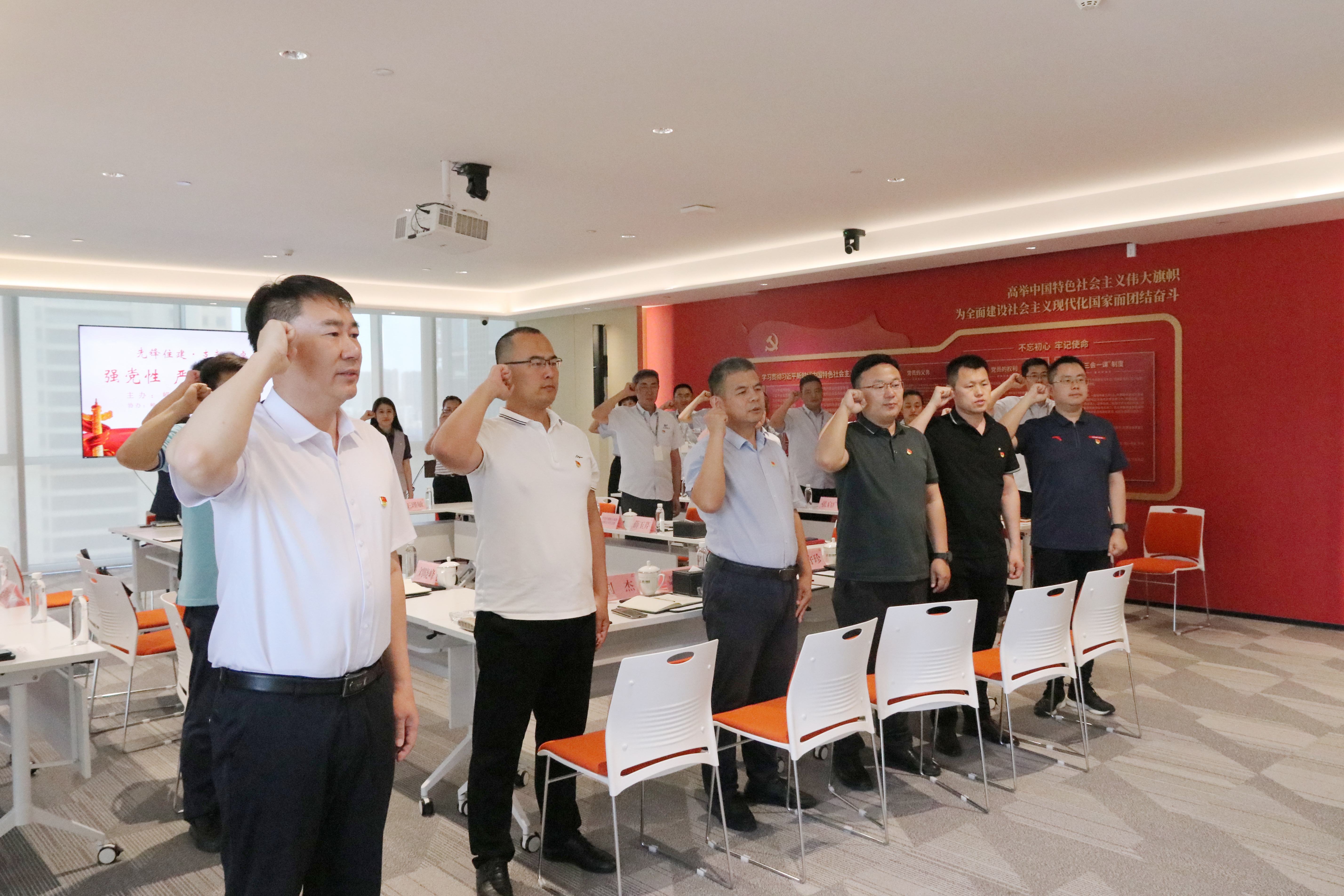 嶗山區(qū)建筑行業(yè)黨委“強(qiáng)黨性、嚴(yán)紀(jì)律、迎七一”先鋒住建·支部圓桌會(huì)在中建聯(lián)合順利召開(kāi)(圖2)