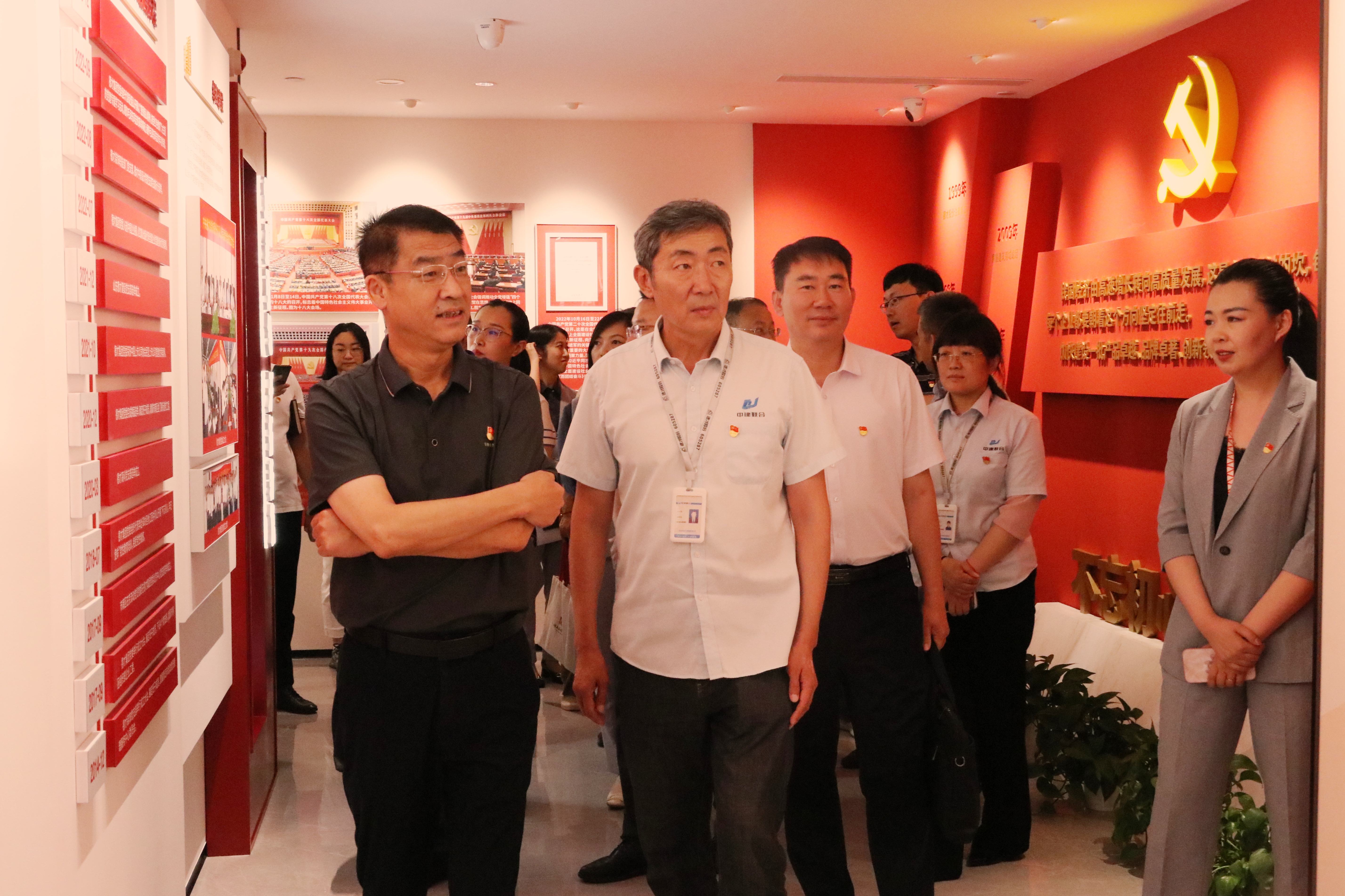 嶗山區(qū)建筑行業(yè)黨委“強(qiáng)黨性、嚴(yán)紀(jì)律、迎七一”先鋒住建·支部圓桌會(huì)在中建聯(lián)合順利召開(kāi)(圖3)